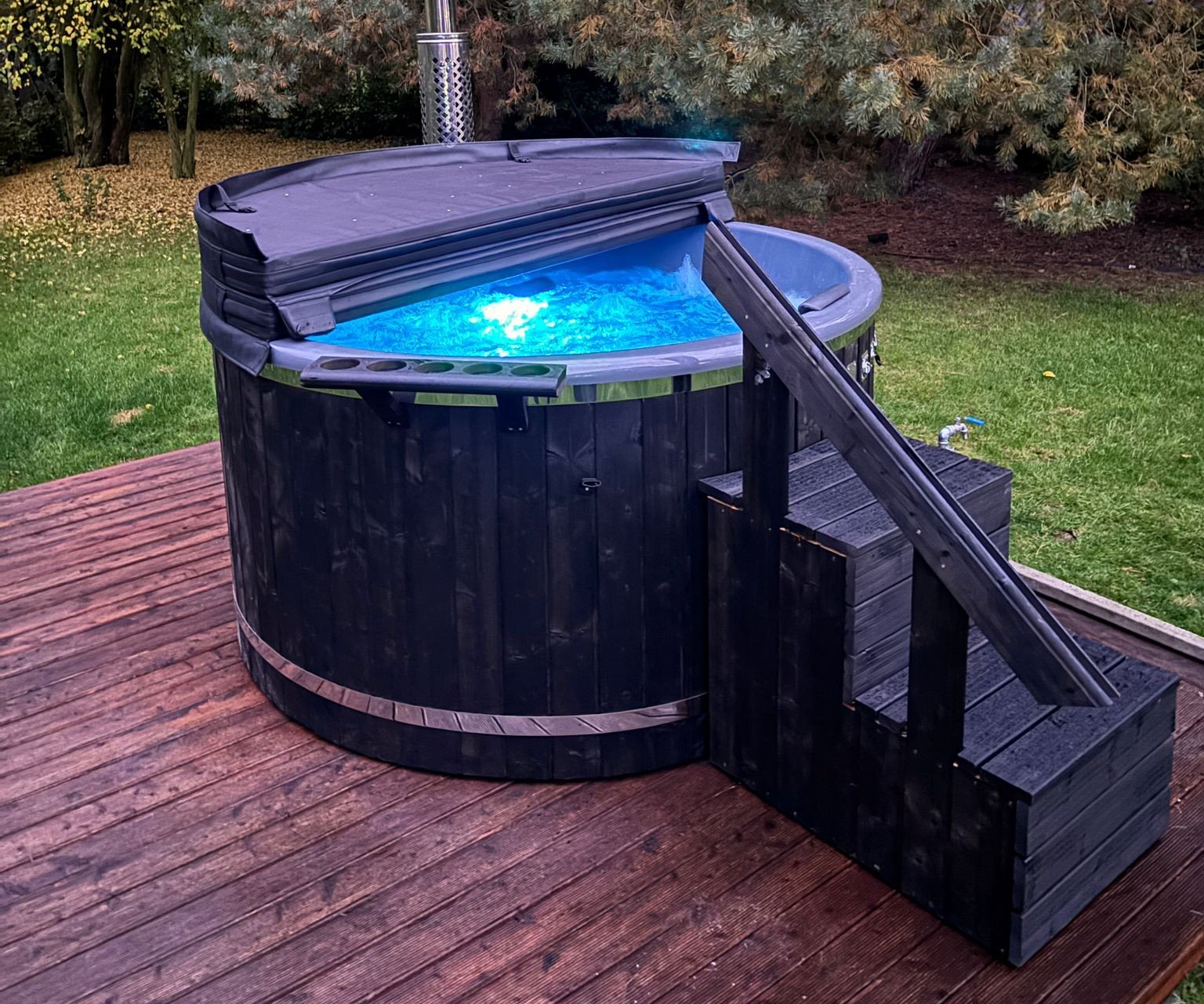 Komfortowa balia ogrodowa z zagłówkami i poręczami