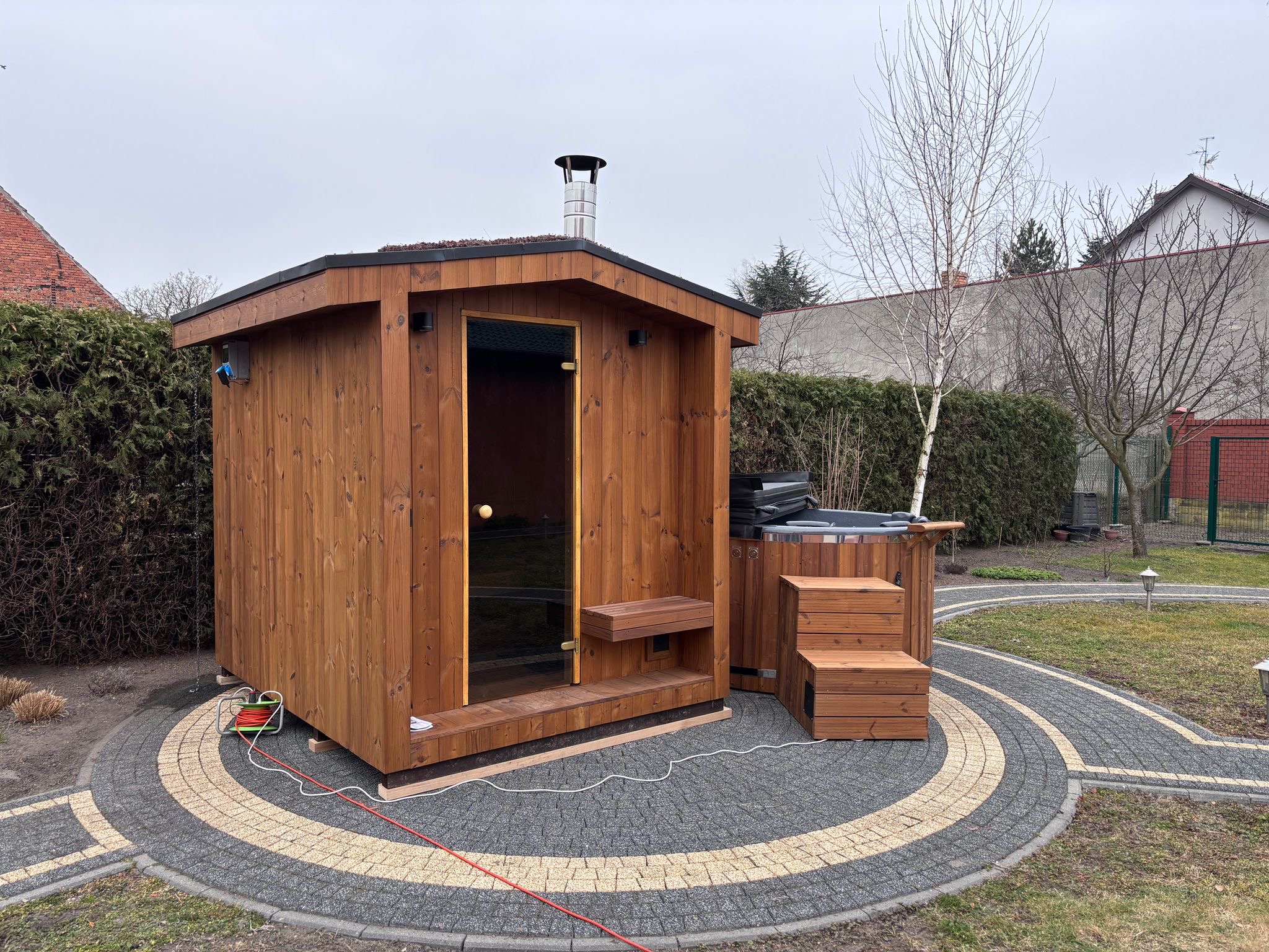 Sauna Thermo Sosna w ogrodzie